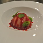 アキヒサ ハンダ - 白桃のコンポート　フランボワーズとカシスのソース