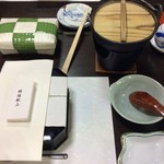 陣屋 賑わい亭 - 朝食 最初のセット 豆乳鍋