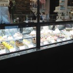 パティスリーヨシノリアサミ - ケーキショーケース全景