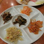 韓国家庭料理 扶餘 - ナムル盛り合わせ