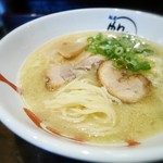 麺屋 帆のる - ややオイリーな鶏白湯スープに中細ウェーブ麺