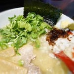 麺屋 帆のる - パクチーと味変アイテム投入