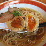 きく屋 - 特製ラーメン850円(煮玉子、チャーシュー4枚、鶏団子2個)の煮玉子アップ