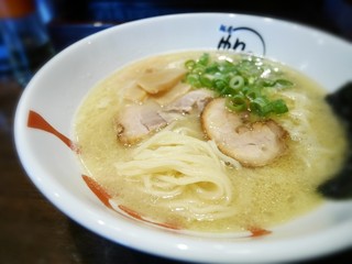 麺屋 帆のる - ややオイリーな鶏白湯スープに中細ウェーブ麺