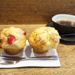 アコルト - イチゴとホワイトチョコレートのマフィン、グレープフルーツとアーモンドクリームのマフィン