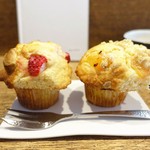 アコルト - イチゴとホワイトチョコレートのマフィン、グレープフルーツとアーモンドクリームのマフィン