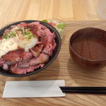 お肉食堂 にくきゅう - ローストビーフ丼（サラダ、味噌汁付）