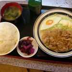 旭川ラーメン天山 - しょうが焼定食（600円）。ご飯、すごい事になっています。