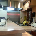 タンドゥール - 壁にかかる黒電話