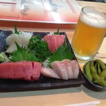 Izakaya A - 刺し身の盛り合わせと生ビール