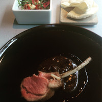 クラフタル - 肉料理。ラムのローストに同じくラムのスパイス煮。パンペアリングはピタ。左のたっぷりお野菜を入れて。