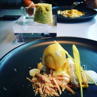 クラフタル - 前菜。卵の殻にはいった濃厚なとうもろこしのソースを本物の玉子のフライにかけて。削ったフォアグラやベーコンのムースと共に。パンペアリングはピスタチオのシフォン風。