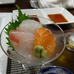 お造りは鯛と鮃とサーモン