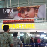 Two Dragons - 店の目の前には出国ゲート