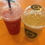 La Place - スイカジュース（左）とバナナジュース（右）