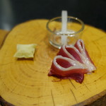 セララバアド - 鴨の味噌漬け、左のクラッカーにはオリーブオイルが。