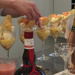 アトリエコータ - 手際よく作られていく桃のパフェ