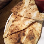 ナポリの食卓 パスタとピッツァ - エビアヒージョのパン