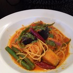 ナポリの食卓 パスタとピッツァ - 夏野菜とパンチェッタの大辛トマトソースバジル風味