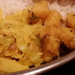 インド食堂 チャラカラ - 【H28.7.24】ライスとチャパティの「どちらもセット」。野菜の付け合わせ。