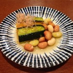 料理と酒 晴太 - こだわりのお通し　豆とズッキーニ