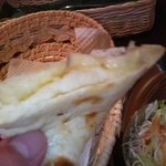 マンダップ - チーズたっぷりアーモンド風味のナン