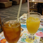 Resutoran Tonden - セットのドリンク：ウーロン茶（左：私）・オレンジジュース（右:家内）
