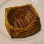 バックシュトゥーベ ツオップ - 桃の赤ワイン煮デニッシュ