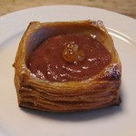 バックシュトゥーベ ツオップ - 桃の赤ワイン煮デニッシュ