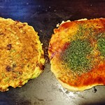 味乃家 - ひっくり返して『ねぎ焼き』には醤油だれ、『豚肉』にはソースと青のりをかける～♪(^o^)丿