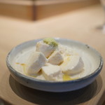 すし処 ひさ田 - 吉田牧場のモッツラレラチーズにオリーブオイル