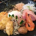 Soba Ikkon Gen - にぎわいぶっかけそば：鶏天・鶏肉団子・鴨ロースなど豪華な具材！