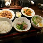 黒田萬元堂 - 定食も、品数とボリュームあります”