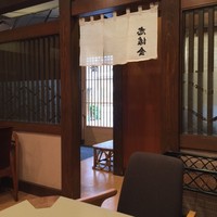 かぐら坂 志満金 - 一階のテーブル席から入り口を写す