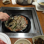千本松牧場 - 野菜を焼いて、上にお肉！？