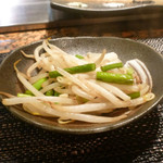 鉄板焼 十河 - もやしと大蒜の芽の炒め