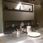 鉄板焼 十河 - 内観　鉄板もピカピカ