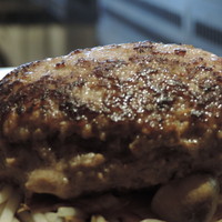 くずし鉄板 あばぐら 神田店 - ランチの黒毛和牛100%ハンバーグ　アップ