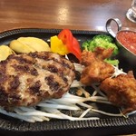 スエヒロ館 - 本日のランチメニュー
      国産牛のハンバーグと唐揚げ・税抜き880円