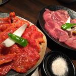 Yakiniku motsunabe futakotamagawa kuratsuki - 左はまかないカルビ200g、右奥は厚切りタン150g