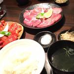 Yakiniku motsunabe futakotamagawa kuratsuki - ご飯とスープともやしのナムルにデザートもついてます♪