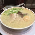 元祖 名島亭 - ラー博は俺の社員食堂。  築炉釜出しとんこつラーメソ！  トッピング無料券をいただいたので、味玉♡  今日はベタカタで。