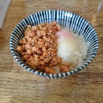 麺屋すみす - 温泉玉子と豚そぼろの小さな丼（200円）