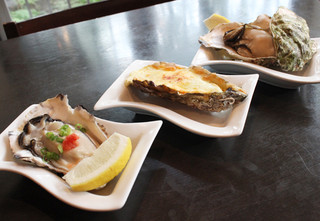 San Iwa - 通年提供！殻付牡蠣の三色　生、蒸、焼