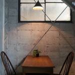 コウヤ カフェアンドギャラリー - この２人席も良さそう