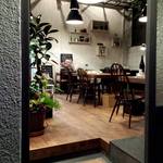 コウヤ カフェアンドギャラリー - 入口からみた店内