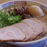 博多だるま - チャーシュー麺、半熟玉子