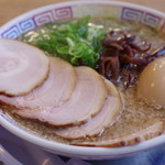 博多だるま - チャーシュー麺、半熟玉子