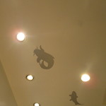 鶏そば 壽 - 天井や壁にこんなイラスト