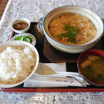 金昇 - ...「カツ煮定食（1200円）」、グツグツ鍋！平原綾香のBGMが流れる店内。。